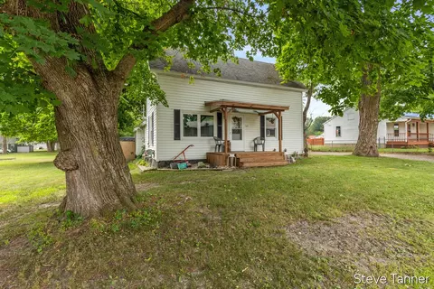 Exterior - 117 W Pine St, Edmore, MI 48829 photo 2 of 8