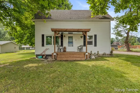 Exterior - 117 W Pine St, Edmore, MI 48829 photo 3 of 8