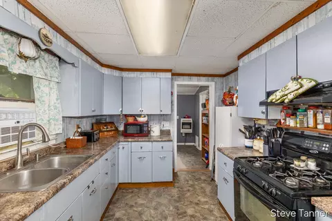 Kitchen - 117 W Pine St, Edmore, MI 48829 photo 4 of 4