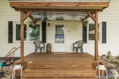Exterior - 117 W Pine St, Edmore, MI 48829 photo 4 of 8