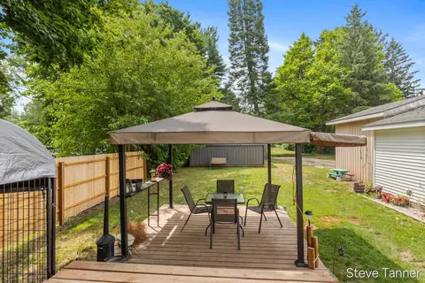 Exterior - 117 W Pine St, Edmore, MI 48829 photo 5 of 8