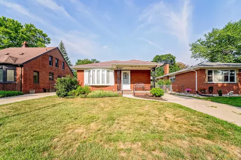 2910 Parkwood St, Trenton, MI 48183