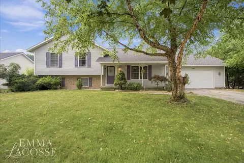 3560 Rush Creek Dr, Hudsonville, MI 49426