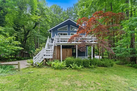 7126 Ridgeway St, Fennville, MI 49408