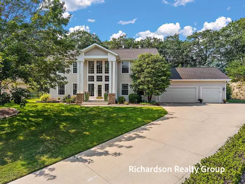 18657 Sioux Dr, Spring Lake, MI 49456