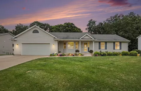 330 Glenwoods Ct NE, Rockford, MI 49341