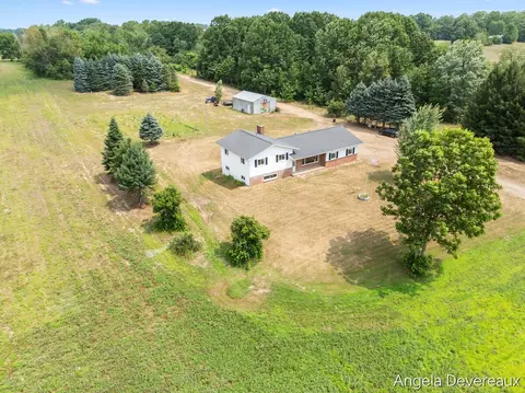 2637 17 Mile Rd, Kent City, MI 49330