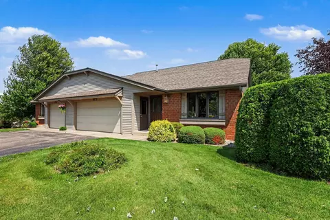 217 Parkside Dr, Zeeland, MI 49464
