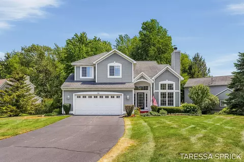 362 Sandcastle Dr, Holland, MI 49424