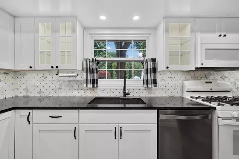 Kitchen - 3129 Happy Valley Rd, Jackson, MI 49203 photo 5 of 6