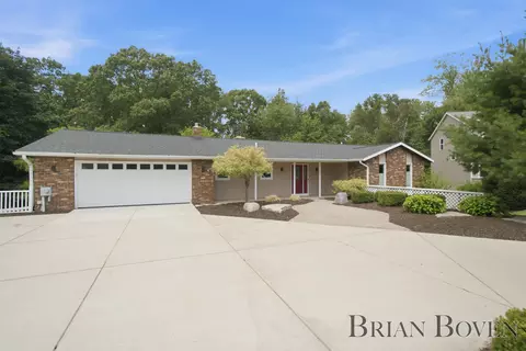 2704 Copper Hill Dr NE, Grand Rapids, MI 49525