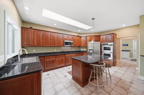Kitchen - 2500 Reynolds Rd, Jackson, MI 49201 photo 3 of 8