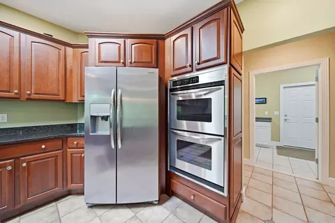 Kitchen - 2500 Reynolds Rd, Jackson, MI 49201 photo 4 of 8