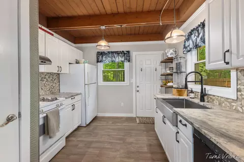 Kitchen - 5809 Maple St, Newaygo, MI 49337 photo 3 of 6