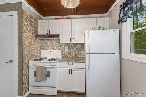 Kitchen - 5809 Maple St, Newaygo, MI 49337 photo 5 of 6