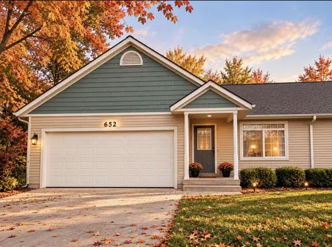 652 Oriole Ct, Middleville, MI 49333