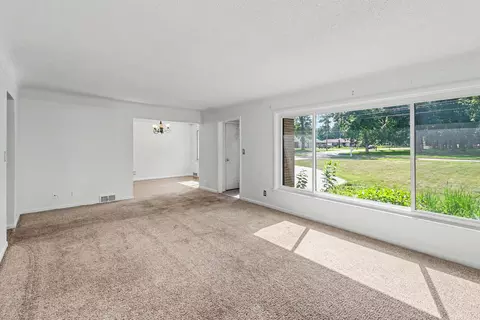 Living - 1127 S Brown St, Jackson, MI 49203 photo 2 of 4