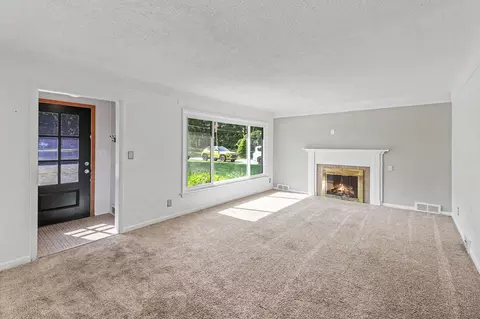Living - 1127 S Brown St, Jackson, MI 49203 photo 1 of 4