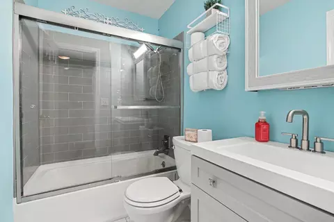 Bath - 5105 Sharon Dr, Jackson, MI 49203 photo 1 of 2