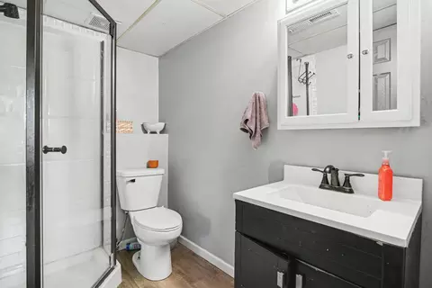 Bath - 5105 Sharon Dr, Jackson, MI 49203 photo 2 of 2