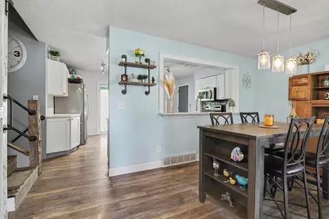 Dining - 5105 Sharon Dr, Jackson, MI 49203 photo 2 of 2