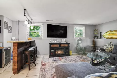 Living - 5105 Sharon Dr, Jackson, MI 49203 photo 2 of 2