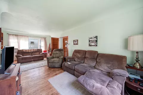 Living - 518 Garfield St, Jackson, MI 49203 photo 3 of 4
