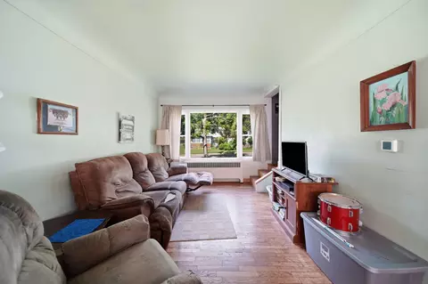Living - 518 Garfield St, Jackson, MI 49203 photo 2 of 4
