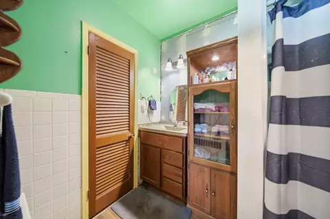 Bath - 518 Garfield St, Jackson, MI 49203 photo 1 of 2