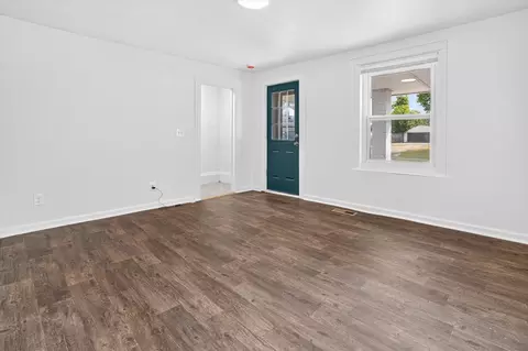 Living - 930 Backus St, Jackson, MI 49202 photo 2 of 3