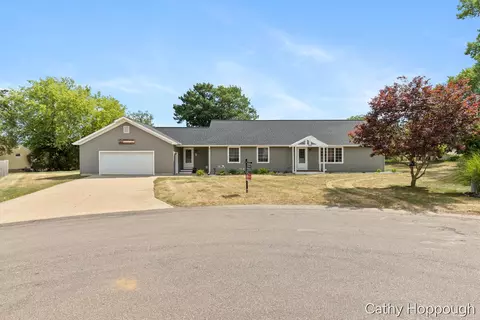 918 Emerald Cir, Lake Odessa, MI 48849