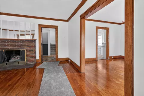 Living - 939 Backus St, Jackson, MI 49202 photo 2 of 11