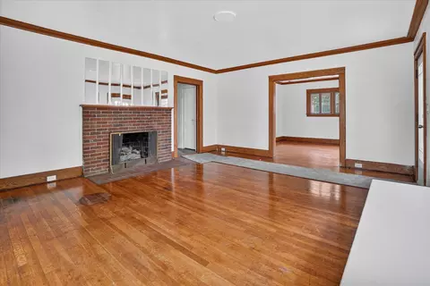 Living - 939 Backus St, Jackson, MI 49202 photo 4 of 11