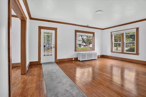 Living - 939 Backus St, Jackson, MI 49202 photo 1 of 11