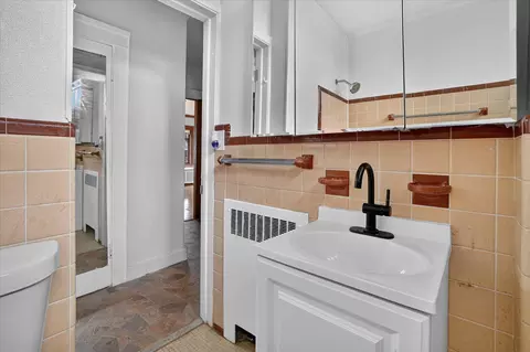 Bath - 939 Backus St, Jackson, MI 49202 photo 2 of 3