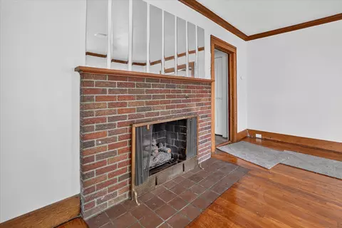 Living - 939 Backus St, Jackson, MI 49202 photo 5 of 11