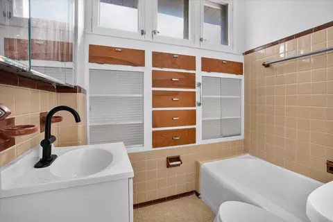 Bath - 939 Backus St, Jackson, MI 49202 photo 1 of 3