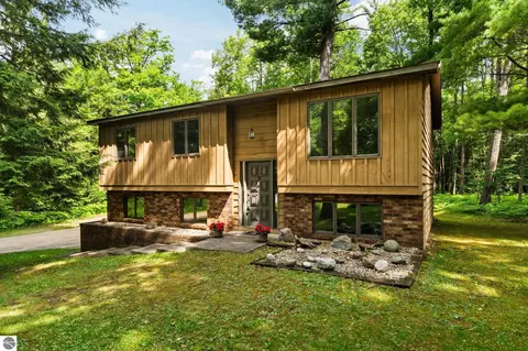 1340 W 13th St, Cadillac, MI 49601