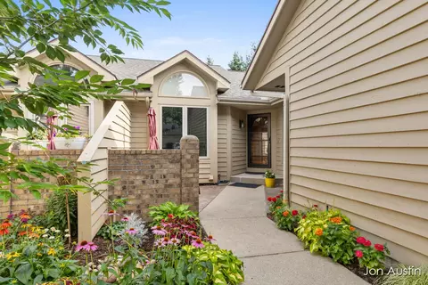 1845 Cross Bend St NE, Grand Rapids, MI 49505