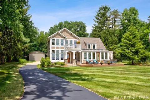 3235 Lakeview Dr, Allegan, MI 49010