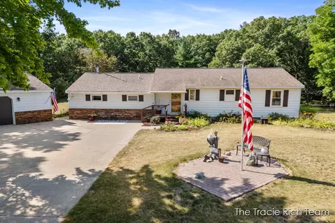 7640 9 Mile Rd NE, Rockford, MI 49341