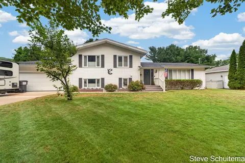 1870 Hendrick Rd, Norton Shores, MI 49441