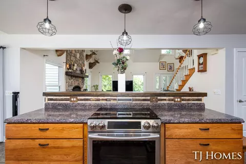 Kitchen - 176 109th Ave, Plainwell, MI 49080 photo 3 of 4