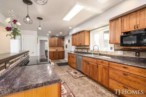 Kitchen - 176 109th Ave, Plainwell, MI 49080 photo 2 of 4