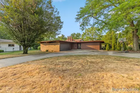 3933 S Big Spring Dr SW, Grandville, MI 49418