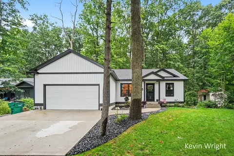2848 Farr Rd, Fruitport, MI 49415