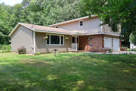 37 S Bear Lake Rd, Muskegon, MI 49445
