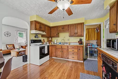 Kitchen - 271 Richfield Ave, Battle Creek, MI 49037 photo 2 of 3