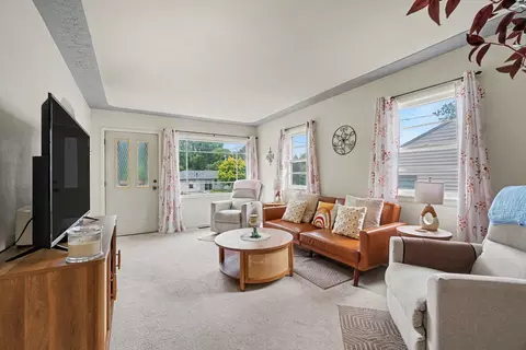Living - 271 Richfield Ave, Battle Creek, MI 49037 photo 2 of 2