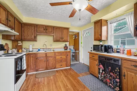 Kitchen - 271 Richfield Ave, Battle Creek, MI 49037 photo 1 of 3
